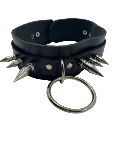 Coleira preta de couro com pontas metalicas