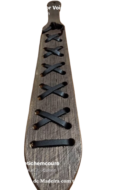 Palmatória de madeira com detalhes de couro