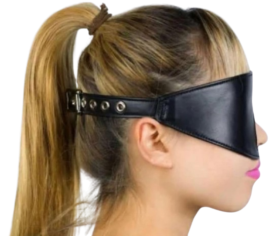 tapa olho de couro preto na modelo